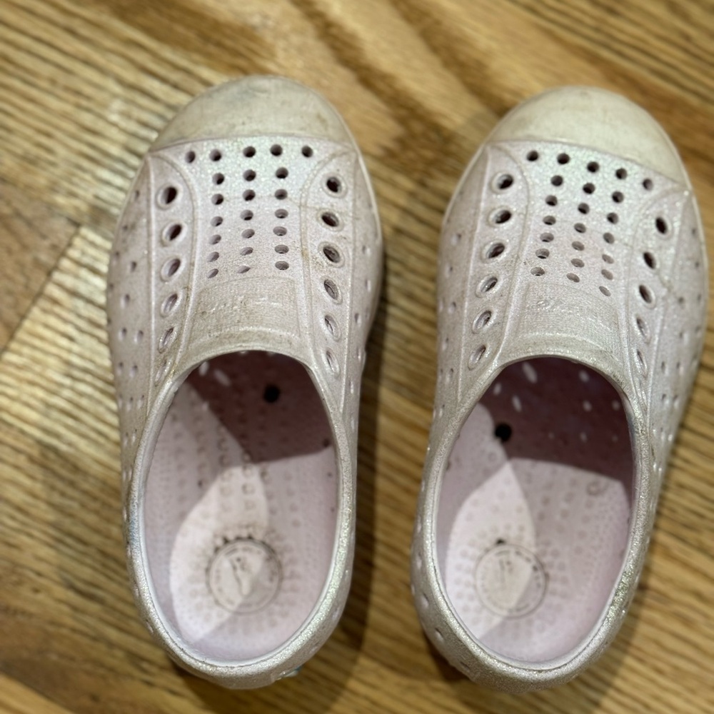 Native Shoes light pink sparkle